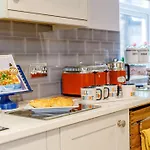 1 Bed In Whitby Oc-90699 Ferienhaus *
